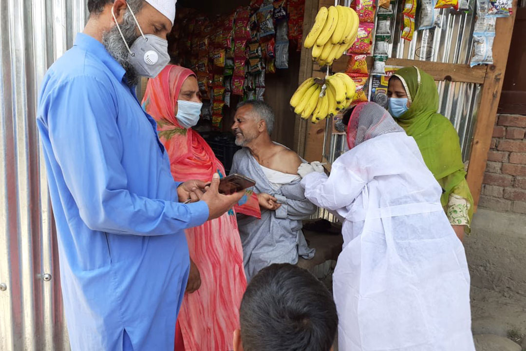 Healthworker Mehmooda Jabeen vaccinating people in a village of South Kashmir’s Kulgam District 1