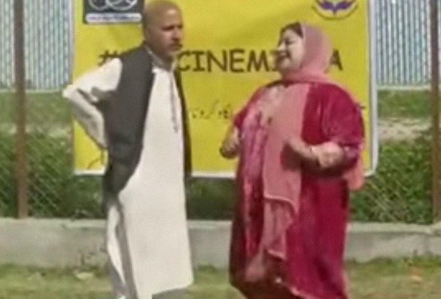 Hilal Khan and another female artist from Mehrab Art Theatre performing a skit aimed at promoting vaccination in Hajin village. Photo credits: Nasir Yousufi