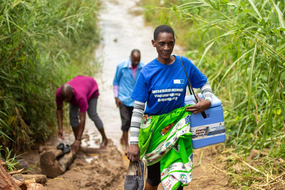 Mamie and Van walked 26km to reach children with the polio vaccine. @ UNICEF Malawi/2022/HD Plus