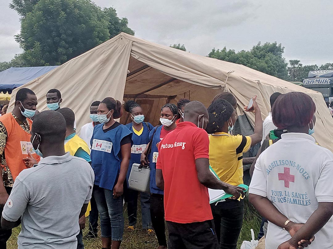 Au point de vaccination du canton de Lassa, les agents vaccinateurs ont très peu de temps pour se reposer. Crédit : Nephtali Ledy 