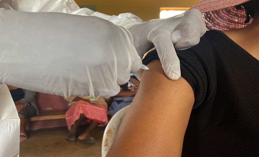 MSF health practitioners vaccinating people in Eswatini. Credit: MSF Eswatini