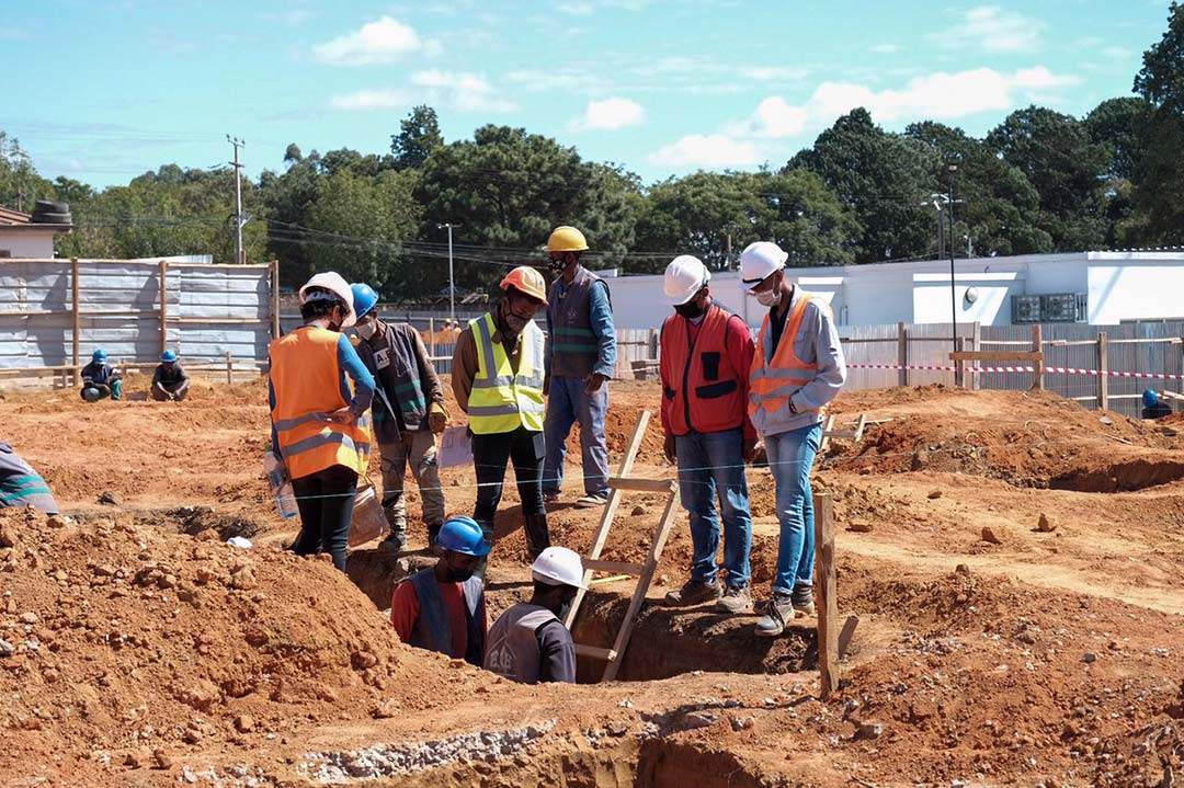 Des ouvriers sur le chantier de la nouvelle base logistique. Crédit: Gavi