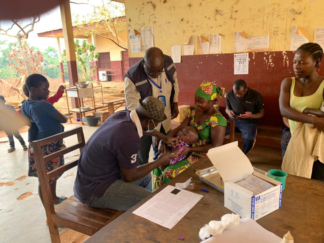 Des femmes de Yoko, région du centre du Cameroun font la queue pour faire vacciner leurs enfants contre la rougeole. Crédit: Messinde Otthou