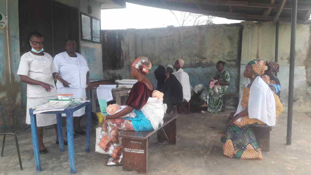Busari Modupeola educating women at an immunisation class. Credit: Royal Ibeh