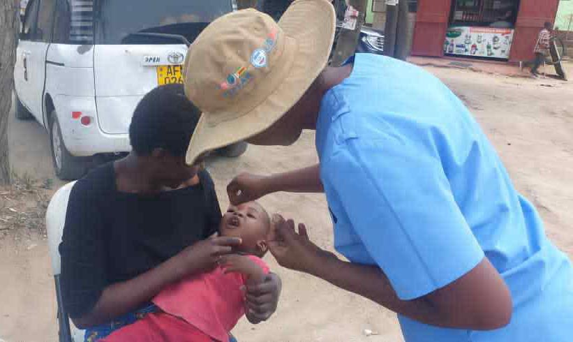 A nurse administers a polio vaccination to a child during a door-to-door visit during the October campaign. Credit: Derick Matsengarwodzi