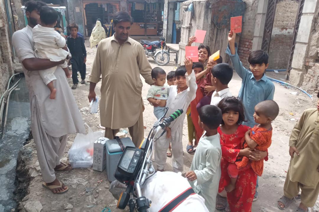Polio worker Babrak Jamali with kids getting vaccinated in a remote town of Balochistan. Photo credit: Saadeqa Khan.