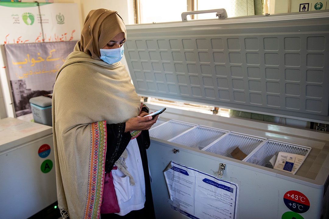 Nighat Rani, vaccinatrice à Islamabad, se connecte à un registre de vaccination électronique avant de se rendre sur le terrain. Crédit: Gavi/2020/Asad Zaidi