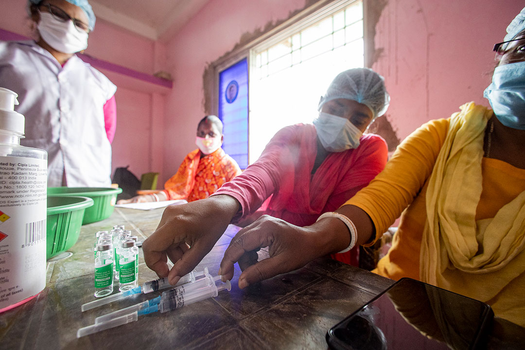 Nurse Apu Mondal looks on as colleagues prepare shots. Gavi/2022/Benedikt v.Loebell