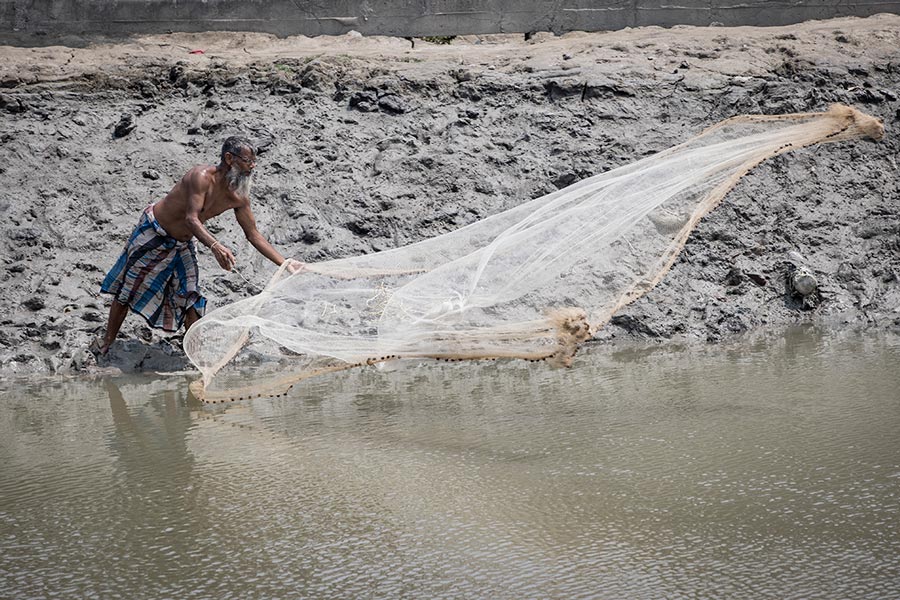 A fisherman in the Indian Sundarbans. Gavi/2022/Benedikt v.Loebell