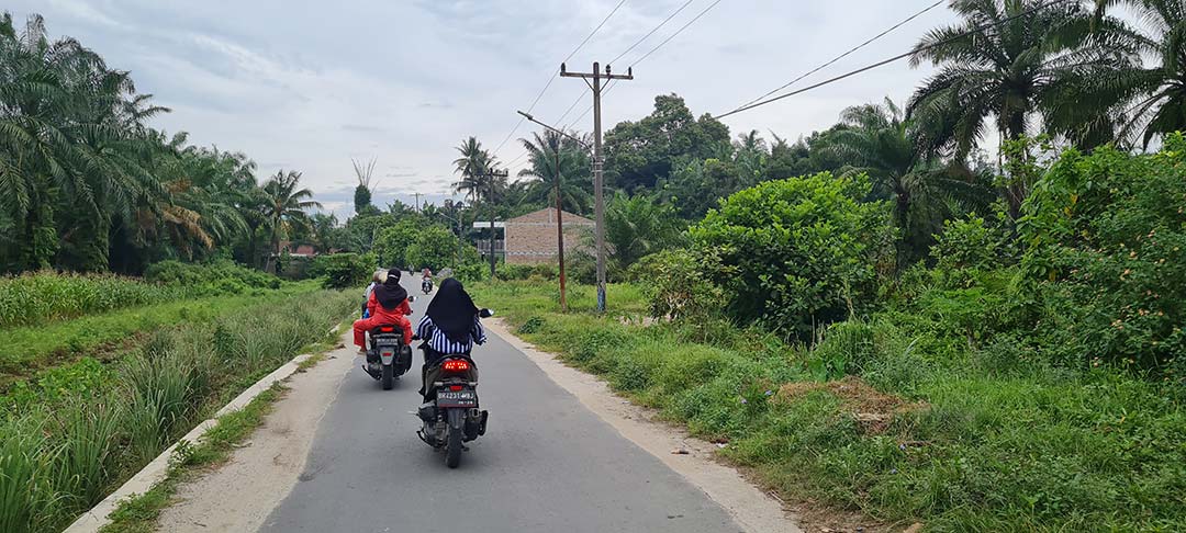 Rusiati's team heading out from Puskesmas Galang to promote measles-rubella vaccinations. Credit: Dyna Rochmyaningsih