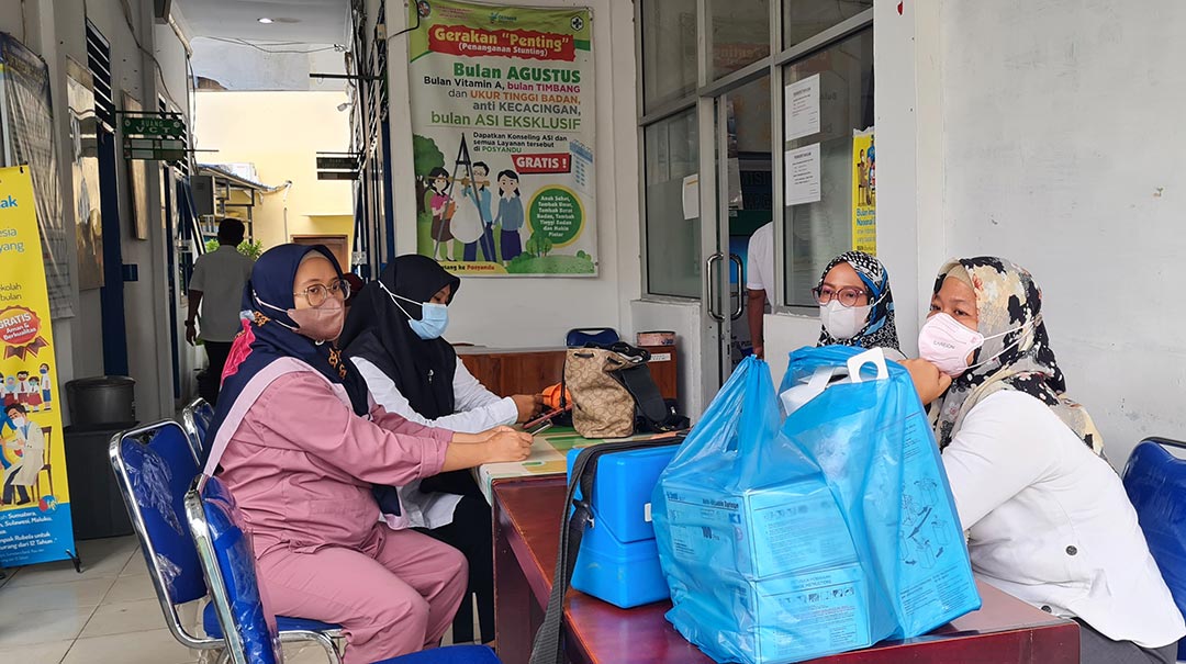 Rusiati's team promoting measles rubella vaccines in a classrom in Pesantren Qomariyah. Credit: Dyna Rochmyaningsih