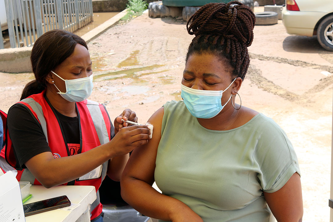 Sibonisile Ntimba a street vendor receiving her vaccine. Credit: Bongiwe Dlamini