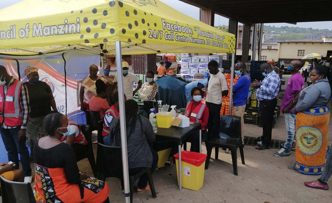 Street vendors queuing at a vaccination station. Credit: Bongiwe Dlamini