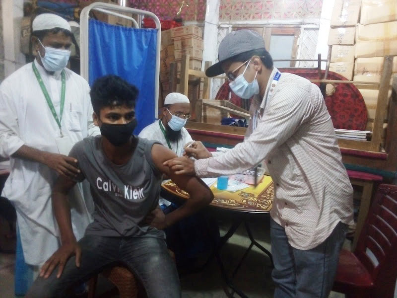 Vaccinator administering vaccine.