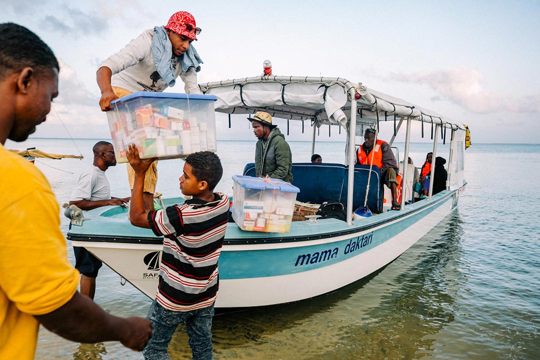 Volunteers help offload medicines for a mobile clinic at Kiangwe village. Credit: Tojo Andrianarivo