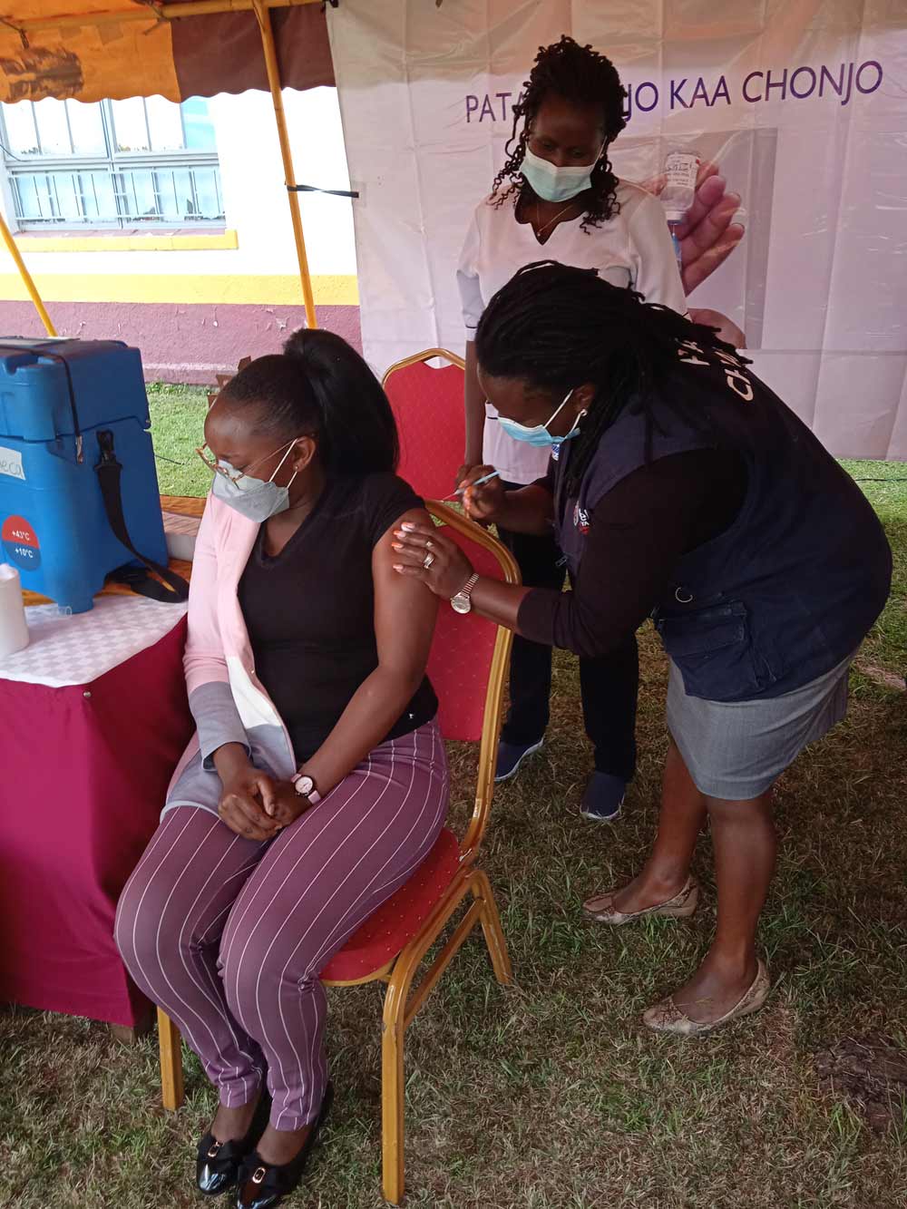 A Nairobi-based Journalist Wanjiru Boro receives her COVID-19 booster jab at the Kenya Medical Training College, Nairobi Campus. Credit: Mike Mwaniki.