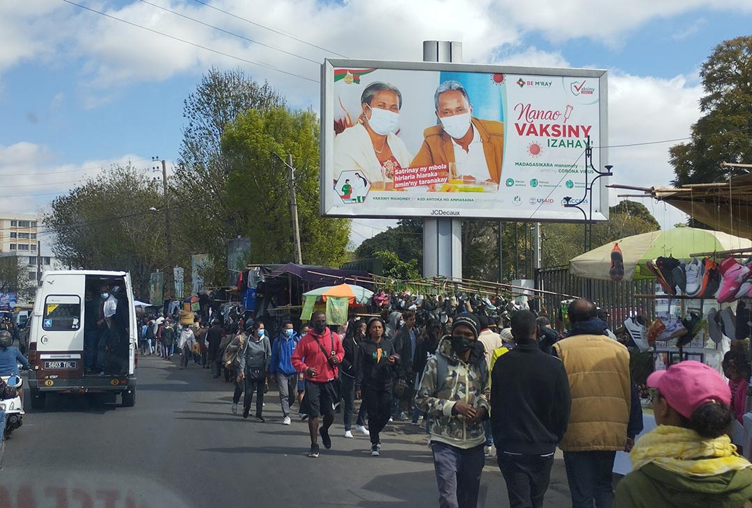 A Antananarivo, les jeunes Malgaches attendent le feu vert pour se vacciner contre la COVID-19. Crédit : Rivonala Razafison