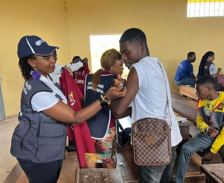 Des citoyens camerounais recevant une dose de vaccin contre la COVID-19. Crédit : PEV Cameroun
