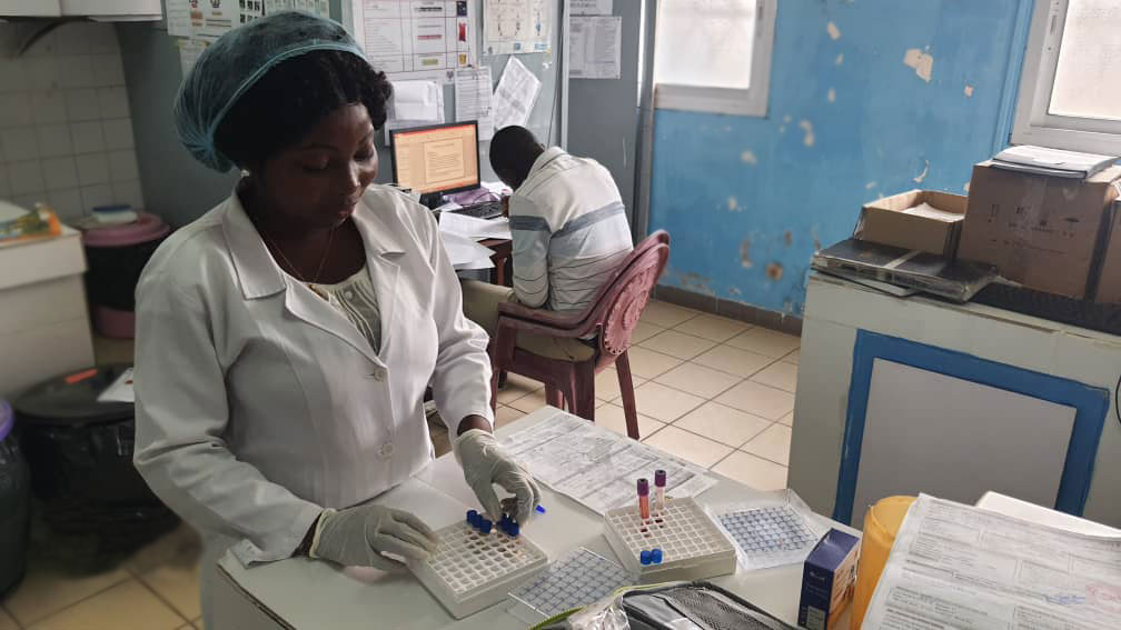 Une technicienne au laboratoire de référence dans la région du Littoral du Cameroun prépare des échantillons pour une éventuelle analyse. Crédit: Damien Tekou