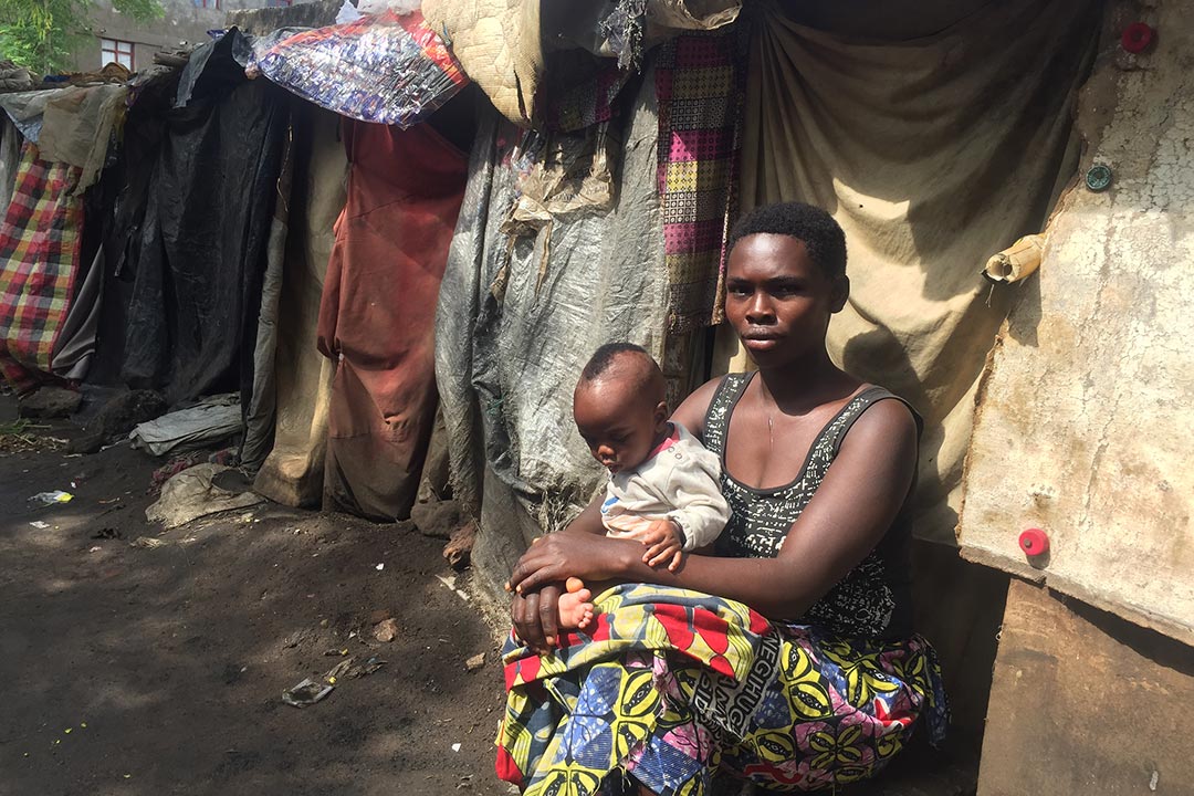 Une jeune mère Batwa et son enfant. Crédit : Diane Ndonse