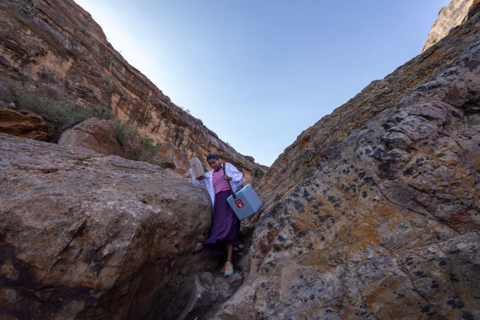 Misawey Abate braves cliffs to bring life-saving vaccines to remote villages in Ethiopia's conflict-affected Waghimra zone, Amhara region. Credit: ©UNICEF Ethiopia/2022/Mulugeta Ayene