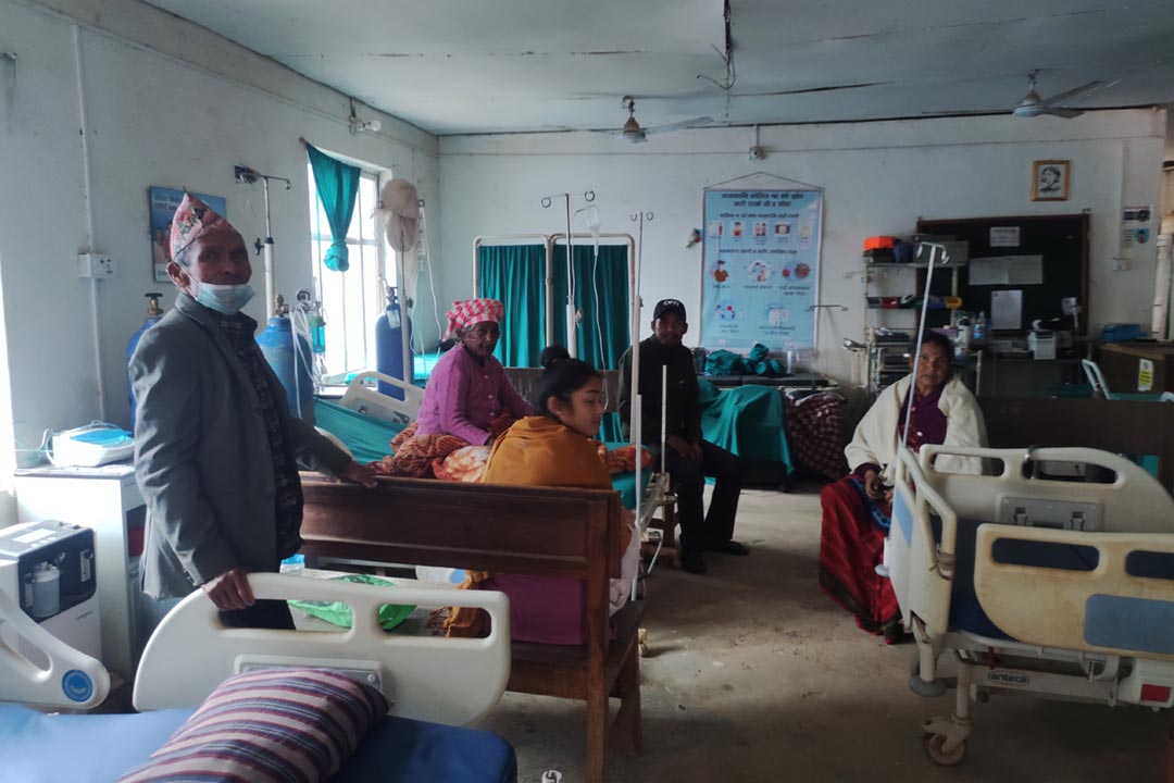 Patients à l'hôpital de Jajarkot. Crédit : Rajendra Karki