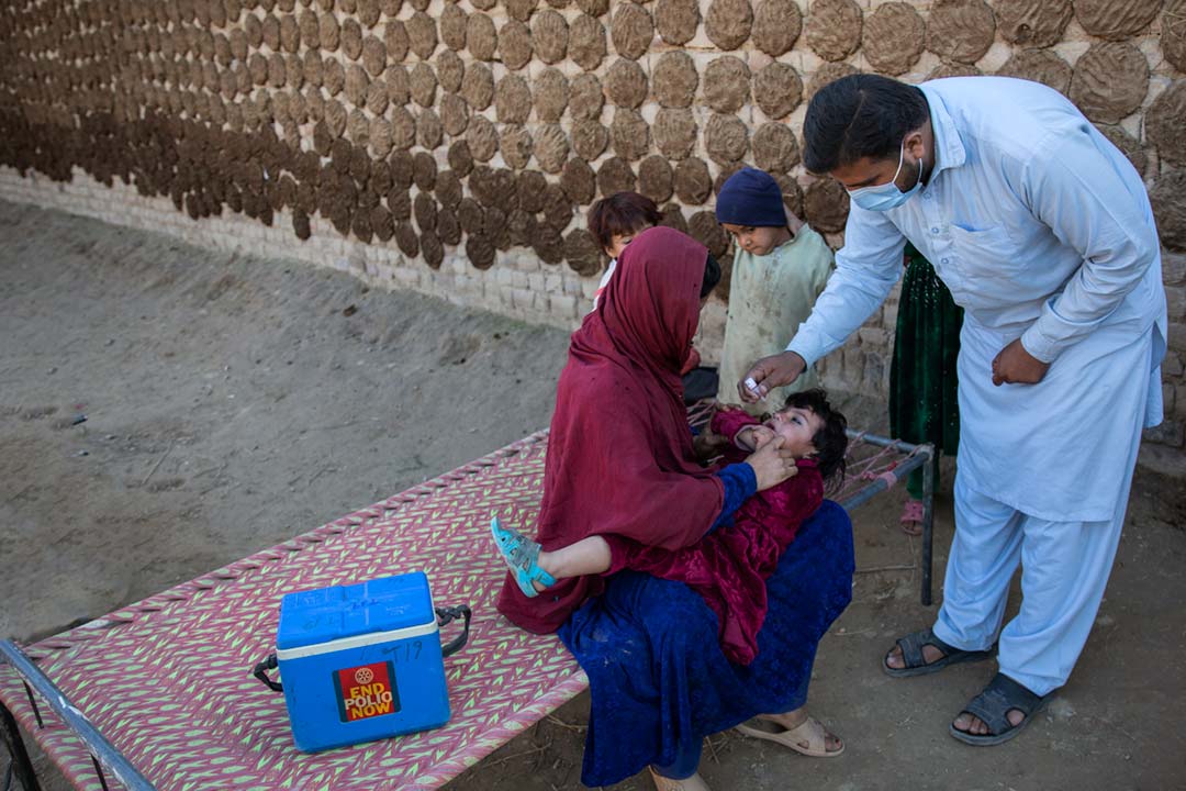 A health worker administering polio drops to a child during nationwide door to door campaign in UC Jalala in Texila, Pakistan. Credit: Gavi/2020/Asad Zaidi