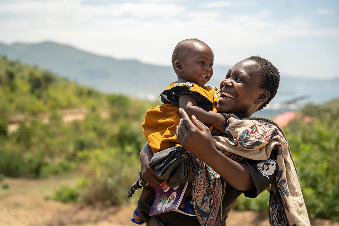 Benta Achieng, 24, with her 9-month-old son Raymond Biha, who took part in the RTS,S malaria vaccine pilot. Gavi/2023/Kelvin Juma