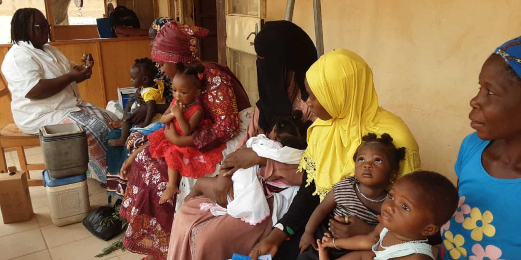 Des mères viennent faire vacciner leur bébé contre la rougeole au Centre de santé et de promotion sociale de Marcoussis. Crédit : Abdel Aziz Nabaloum