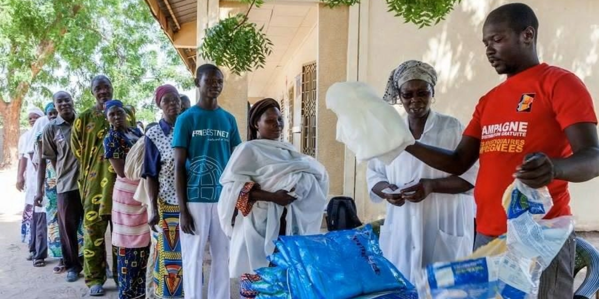 Les parents faisant vacciner leur bébé reçoivent en bonus une moustiquaire imprégnée. Crédit : Edna Fleure