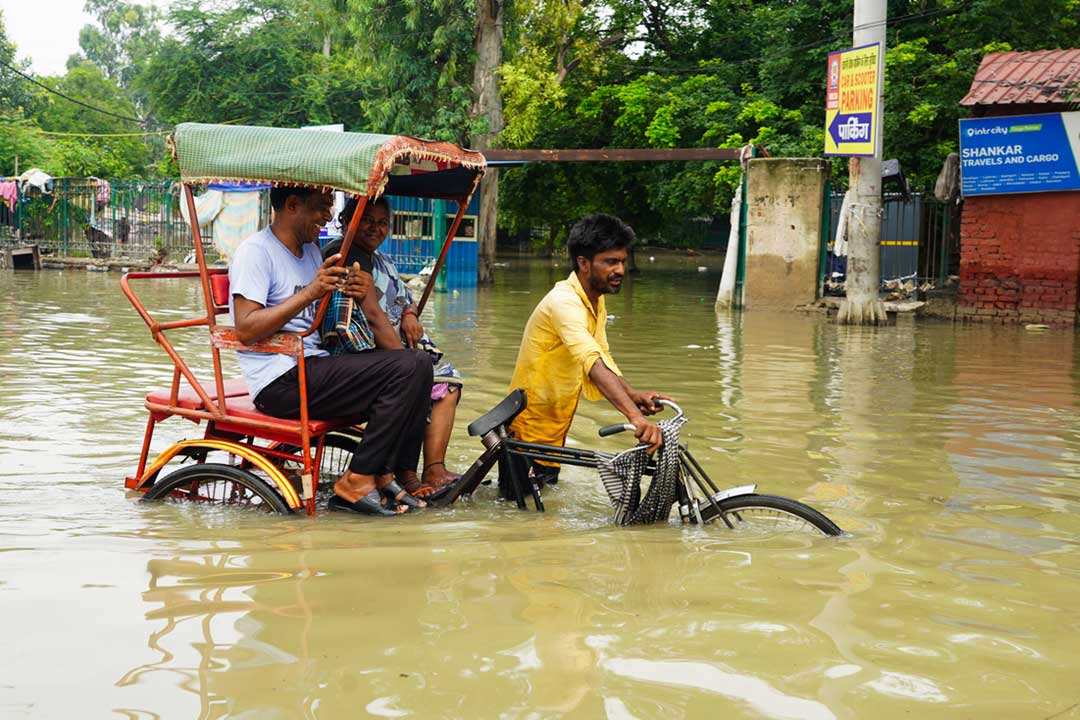 Waterlogged roads created difficulties for daily commuters in the Yamuna Bazaar area, Old Delhi. Credit: Adarsh Vikram