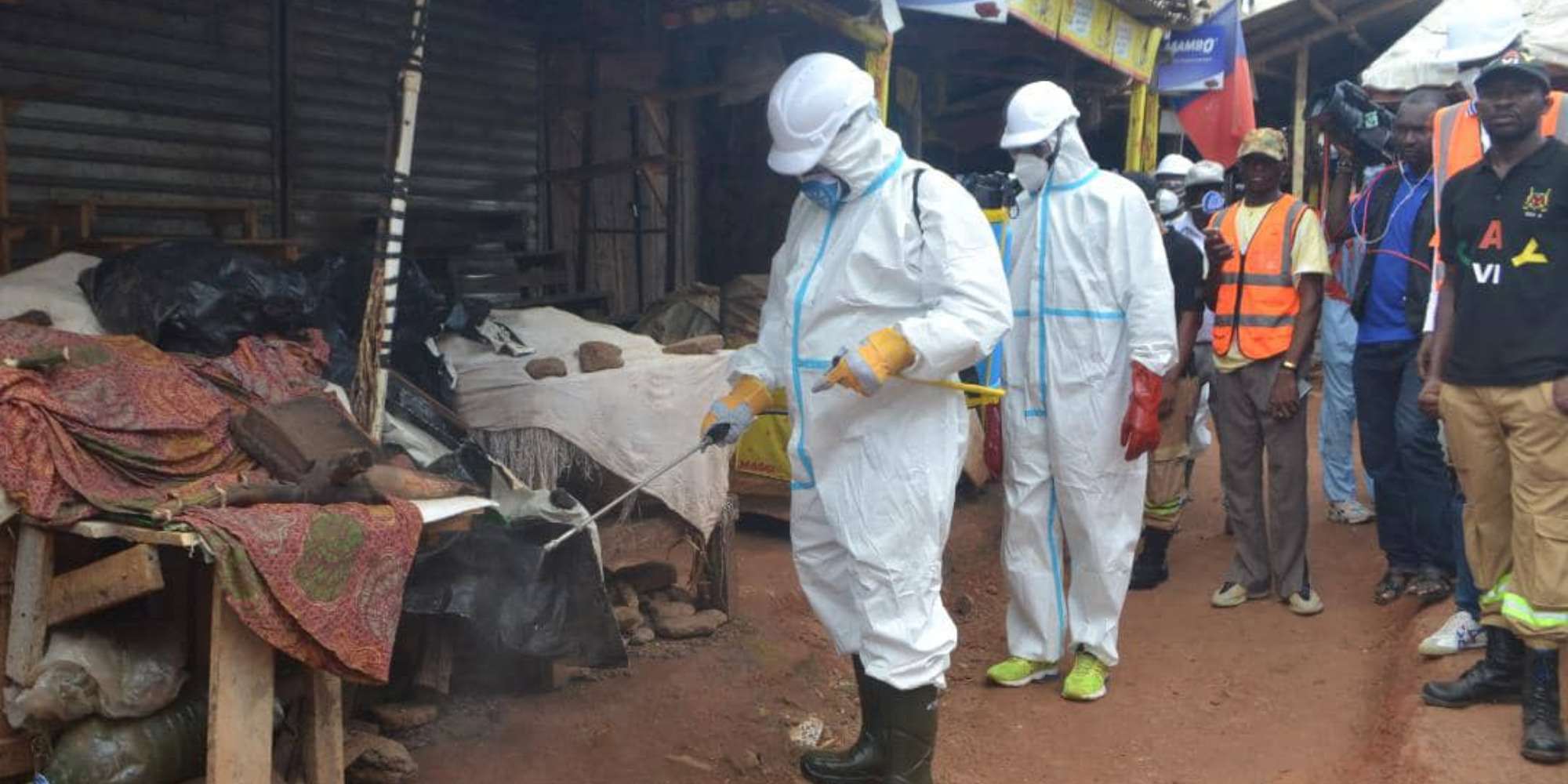 Les travailleurs de la commune de Yaoundé VI se sont lancés dans une campagne massive de désinfection des différents marchés locaux pour lutter contre le choléra. Crédit : Sandrine Moma