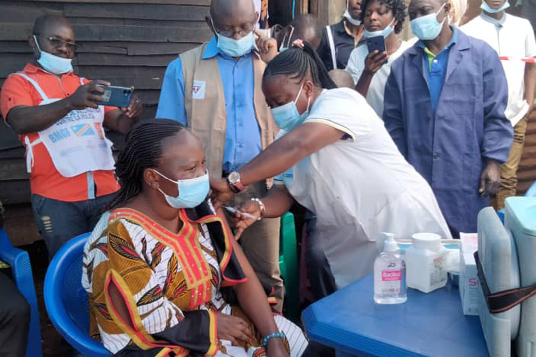 Vaccination contre la fièvre jaune dans un centre de vaccination dans le Sud-Kivu. Crédit : Eric Ruhabwa