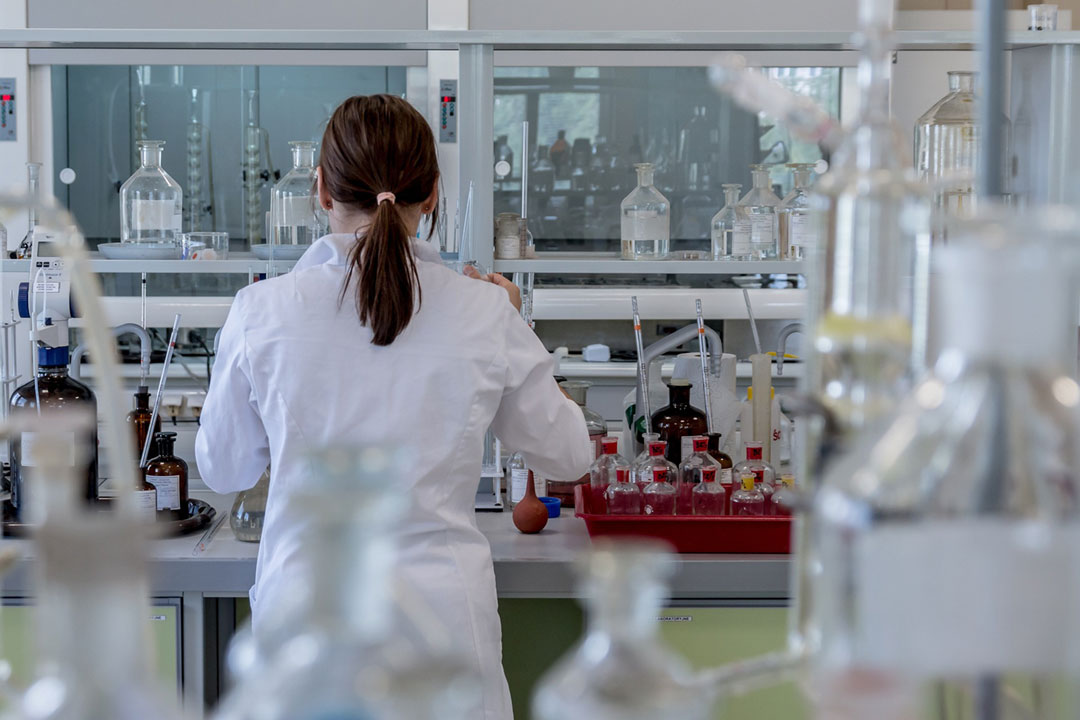 Woman in a lab. Credit: Michal Jarmoluk from Pixabay