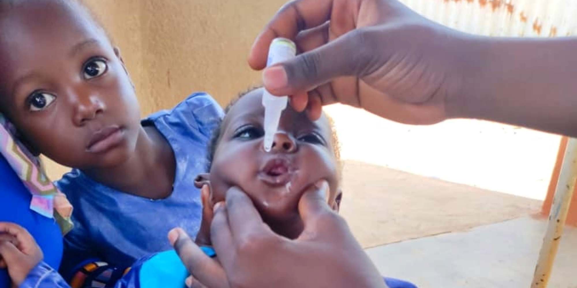 Un enfant reçoit une dose de vaccin oral contre la polio au CSPS urbain de Ziniaré. Crédit : Abdel Aziz Nabaloum