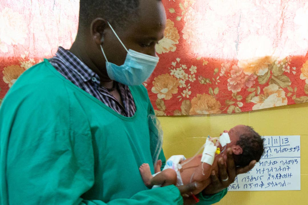 Tsedeke Sintayehu, a trained neonahtholigist nurse cares for a prematurely born baby inside Ethiopia's Gidole Hospital Neonatal Intensive care Unit (NICU). A UN report stresses ensuring quality care for these tiniest, most vulnerable babies. Credit: Demissew Bizuwerk / UNICEF Ethiopia, (CC BY-NC-ND 2.0).