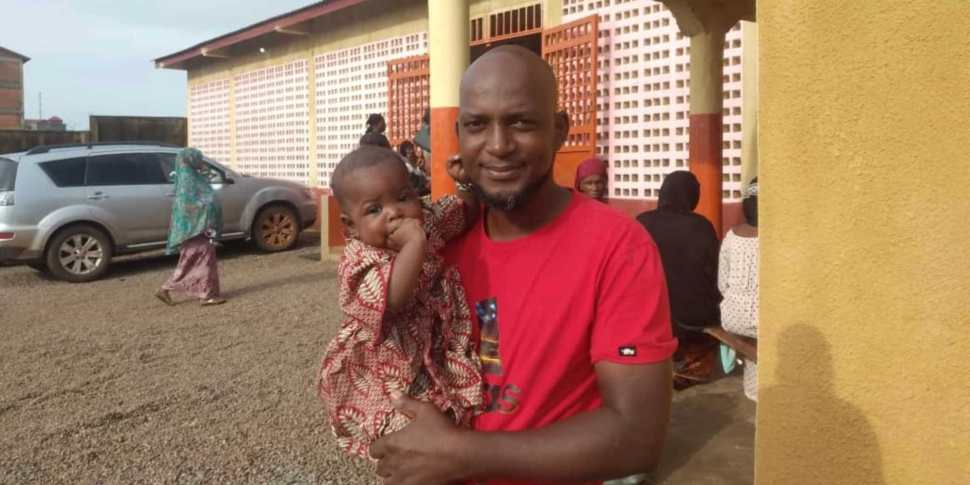 Saidou Diallo est l'un des rares pères qui amène son enfant dans les centres de vaccination. Crédit : Alpha Abdoullaye Diallo