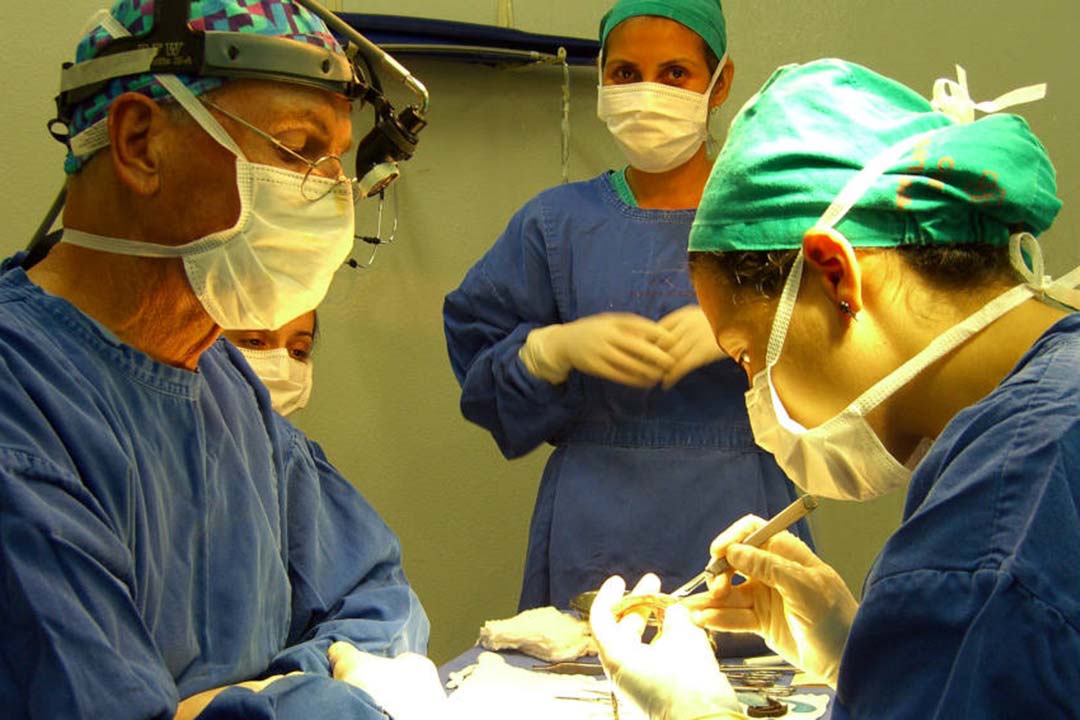 A plastic surgery student being observed by a lecturer in Brazil. According to Mexican physicist Ana María Cetto, the Latin American region should rise up and support initiatives that make science and its results accessible to the general public. Copyright: ReSurge International, (CC BY-NC-ND 2.0).