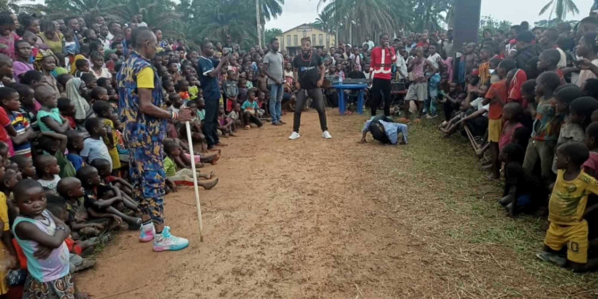 L'influenceur Bébé Isaac danse et chante sur la vaccination à Itipo. Crédit : Patrick Kahondwa