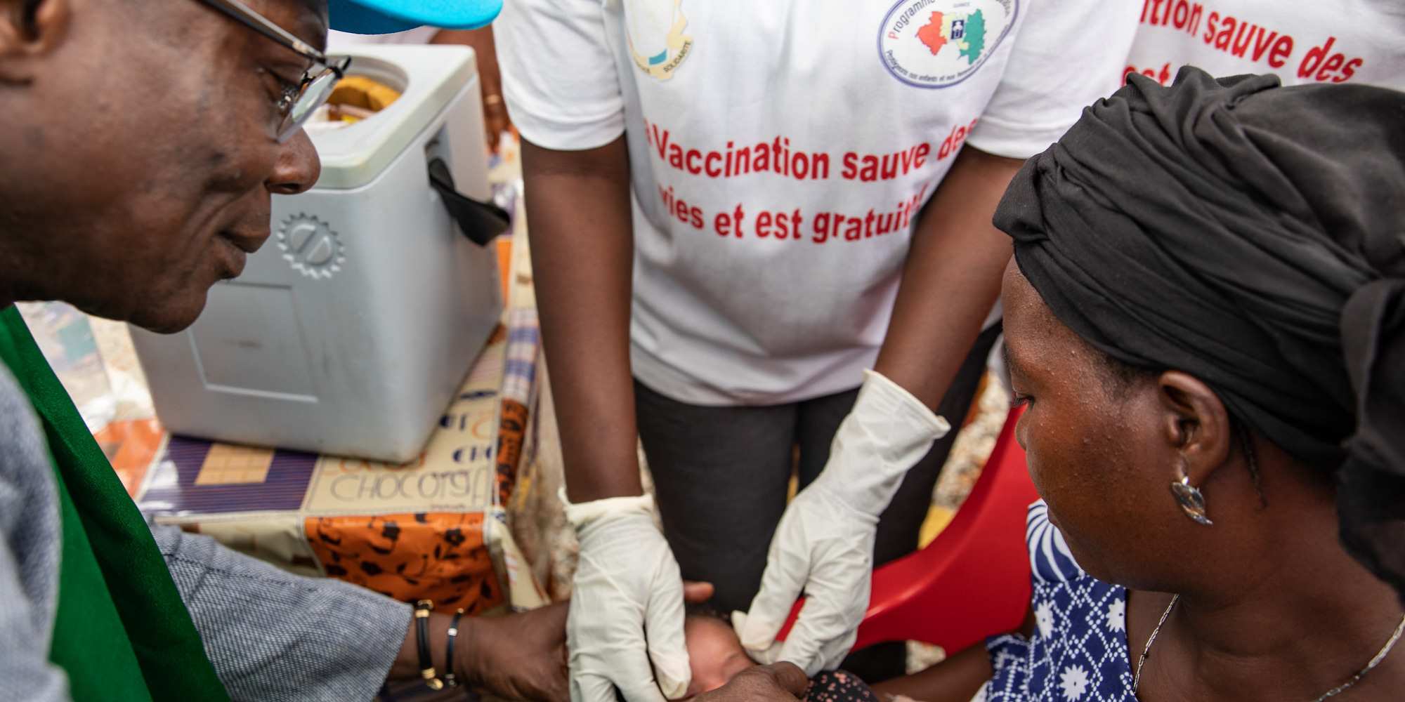 Une dose de vaccin est administrée à un nourrisson à Maférenya, en juin 2023. Crédit : ©UNICEF Guinea/SDesjardins