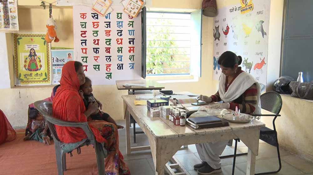 ANM consulting a mother and updating maternal and child health data on the CHIP app. Credit: Khushi Baby.