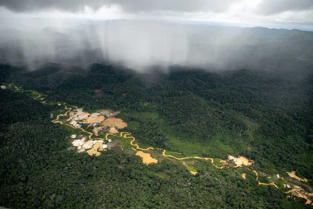 Illegal mining in the Yanomami land has polluted the territory’s rivers with mercury, poisoning the Indigenous people who depend on the forest’s natural resources to survive. Image © Christian Braga/Greenpeace.