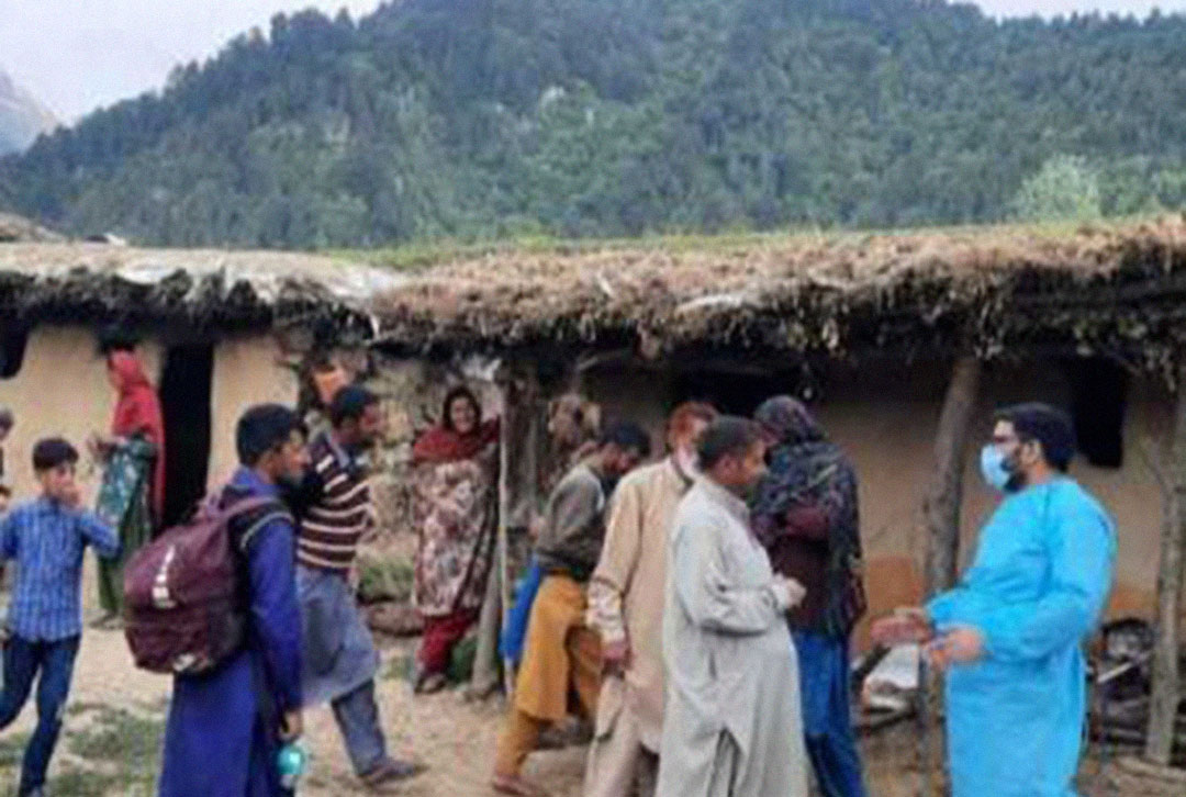 A group of medics interacting with nomadic Bakarwal people in the upper reaches of Sriangar. Credit: Nasir Yousufi