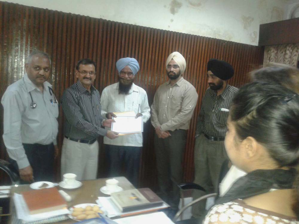 A team of health officials present a certificate of recovery from Hepatitis-C to a patient in Patiala Punjab. Credit: Gurmeet Singh