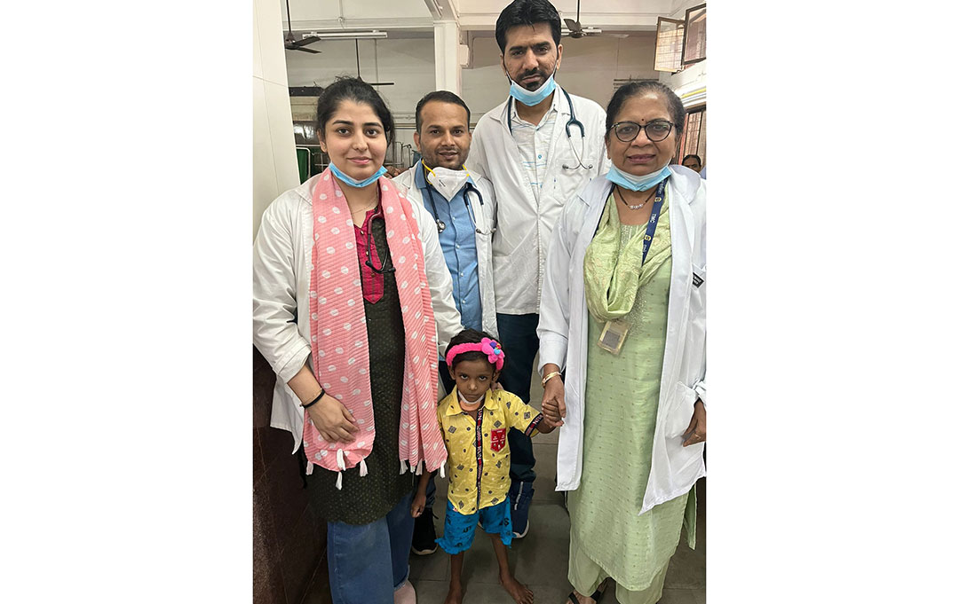 Saima with Dr Vandana (lime salwar kameez) and some of the measles ward staff. Credit: Vandana Kumavat