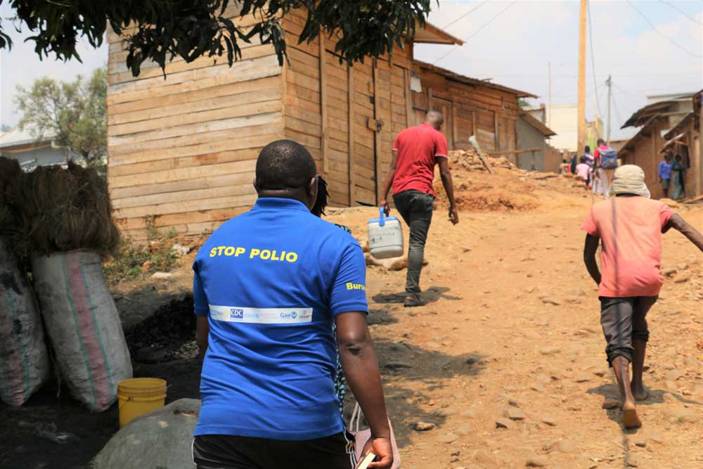 Campaign workers going "house-to-house" to vaccinate against polio. Credit: Moses Havyarimana