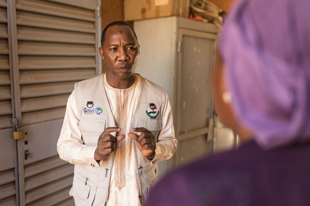 Le Dr Habou Abdoulrahamane, médecin-chef du troisième district de Niamey, au Niger, explique certains des défis liés à l'identification et à la vaccination des enfants zéro dose.