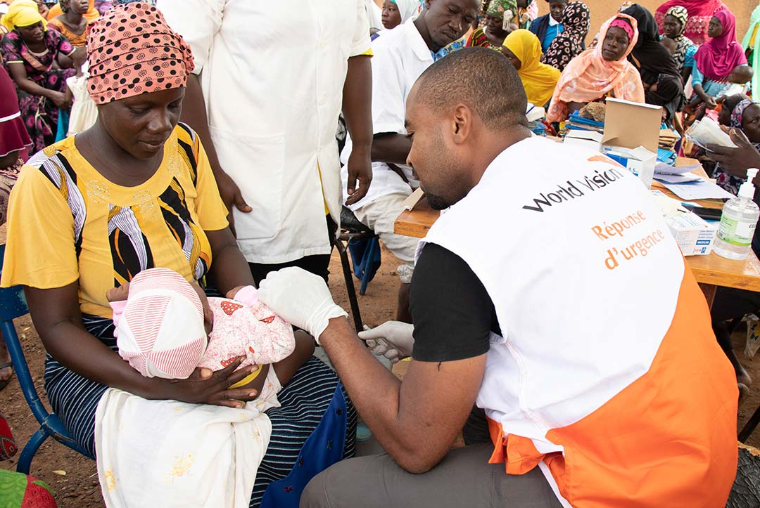 The field coordinator of the RAISE 4 SAHEL project administers a vaccine at the Kassan site, Burkina Faso, Boucle du Mouhoun region. © CISSE Mohamed