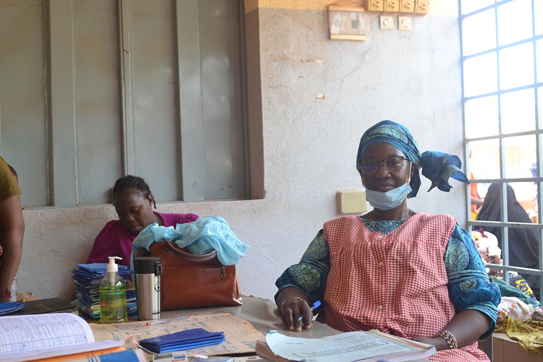 Maïmouna Compaoré, accoucheuse auxiliaire, chargée de la consultation « nourrissons sains »