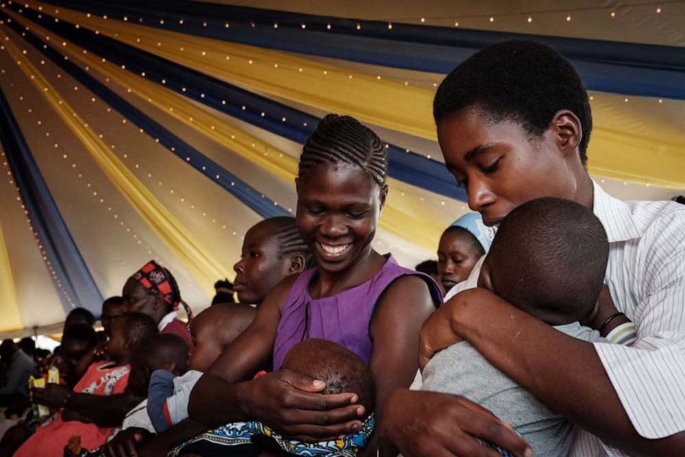 Mothers gather in large numbers to have their kids receive the RTS, S vaccine in Kimogoi Dispensary in Gisambai, Vihiga County.  Credit: Nation Media Group (NMG).